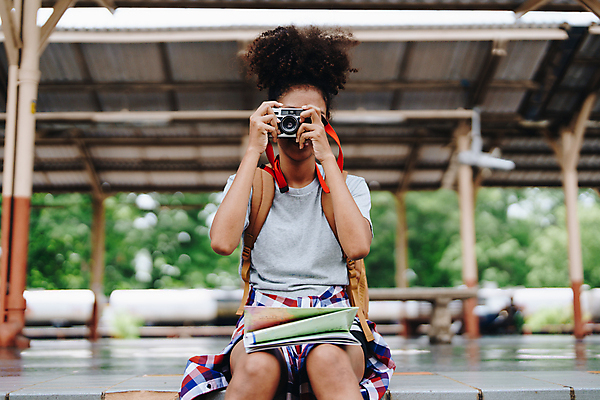 포토 JPG 해외이미지 손 응시 행복 여행 흑인 가방 배낭 교통시설 포옹 놀이 휴식 설계 대화 한명 미소 웃음 사람 앉기 10대 여행객 걷기 카메라 우정 기차 추위 관찰 잡기 시간 복도 기다림 역 구매 속도 검색 기회 보여주기 비명 혼자 해외202309 해외포토 서양인 1 시선 잡화 감정 육상교통 교통 컨셉 안기 모션 청소년 대중교통 표정 말하기 신체부위 친구 전자제품 쇼핑 시설 파일형식