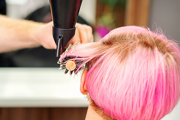 포토 JPG 해외이미지 손 여자 분홍색 한명 상반신 성인 뒷모습 신체부위 머리카락 머리빗 미용실 드라이어 미용사 머리손질 머리셋팅 성인여자한명만 해외202309 해외포토 직업 1 뷰포인트 컬러 사람 뷰티 머리 미용용품 뷰티샵 여자한명만 성인여자만 파일형식