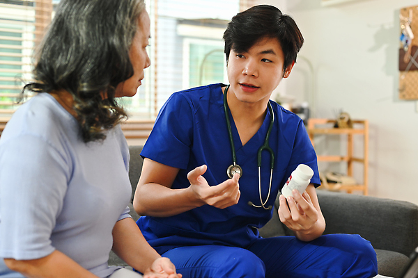 포토 JPG 해외이미지 응시 여자 노년 남자 청진기 건강 들기 앉기 상반신 성인 두명 진료 환자 의사 약병 상담 해외포토 시선 의학 의료기기 모션 사람 약 의료진 병_담는 파일형식