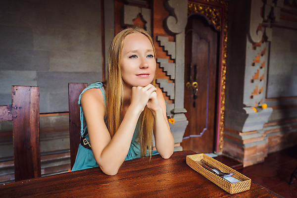 포토 JPG 해외이미지 백인 1 응시 드레스 여자 행복 감정 얼굴 음식 포크 비즈니스 유리 탁자 주택 한명 사람 성인 컵 뷰티 식당 저녁식사 카페 표현 잡기 업무 기다림 아침식사 배고픔 질서 점심식사 완벽 해외202309 해외포토 서양인 식기 시선 옷 가구 컨셉 모션 재질 건물 신체부위 상점 식사 예절 작업 파일형식