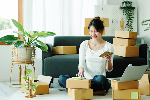 포토 JPG 해외이미지 전신 여자 화분 잎 실내 한명 앉기 동양인 성인 노트북 소파 쌓기 계산기 택배 택배상자 박스포장 온라인쇼핑몰 성인여자한명만 해외202309 해외포토 식물 1 의자 포장 모션 문구용품 사람 인종 내부 전자제품 상자 장비 운송업 쇼핑몰 온라인 여자한명만 성인여자만 파일형식