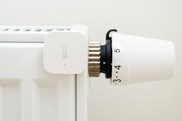 포토 JPG 해외이미지 손 남자 주택 따뜻함 손잡이 사람없음 힘 장비 에너지 추위 흰색 나사 뜨거움 가격 난방기 전자 가스 온도 조절 규정 라디에이터 센서 자동 제어 줄이기 안락 해외202309 해외포토 컬러 컨셉 모션 사람 건물 신체부위 공구 난방용품 파일형식