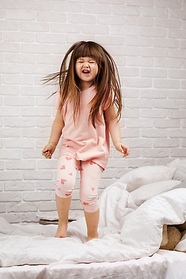 포토 JPG 해외이미지 전신 여자 어린이 장난 베개 한명 점프 침실 이불 침대 찡그림 소녀한명만 흩날리기 해외202309 해외포토 1 가구 침구 모션 표정 사람 여자한명만 소녀만 파일형식