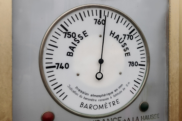 포토 JPG 해외이미지 모양 유럽 벽 과학 날씨 사람없음 야외 금속 습기 프랑스 수확 골동품 기구 시간 원형 분위기 변화 역 온도계 소중 복고 온도 보물 직사각형 목각 프랑스어 가벼움 압력 옛날 특별함 스타일 해외202309 해외포토 도형 문자 나라 컨셉 농업 교통시설 재질 무게 파일형식