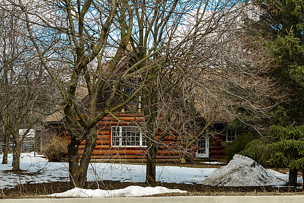 포토 JPG 해외이미지 외관 계절 벽 겨울 창문 자연 지붕 주택 매달리기 사람없음 야외 건물 파란색 빛 얼음 봄 추위 흰색 떨어짐 위험 서리 날카로움 고드름 옛날 해외202309 해외포토 자연요소 건축물 컬러 컨셉 모션 생태계 파일형식