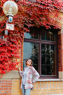 포토 JPG 해외이미지 백인 모델 라이프스타일 여자 행복 유럽 여행 결혼 백그라운드 잎 창문 자연 주택 한명 사람 야외 빨간색 뷰티 도시 옛날 스타일 해외202309 해외포토 서양인 식물 1 감정 나라 컬러 이벤트 건물 생활 생태계 파일형식