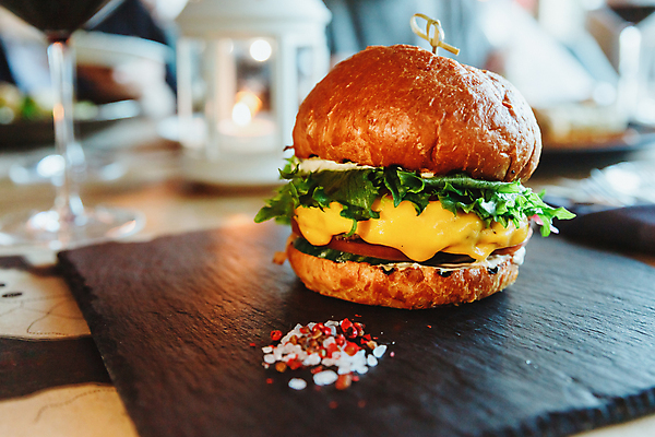 포토 JPG 해외이미지 접시 음식 백그라운드 다이어트 토마토 탁자 치즈 패스트푸드 샌드위치 육류 돼지고기 요리 사람없음 식당 식사 카페 소고기 튀김 햄버거 신선 맛 그릴 위험 큼 바비큐 굽기 메뉴 소금 칼로리 훈제 프랑스어 점심식사 번 맛있는 해외202309 해외포토 문자 식기 빵 가구 컨셉 채소 식재료 주방용품 유제품 건강 상점 인스턴트 크기 구이 파일형식