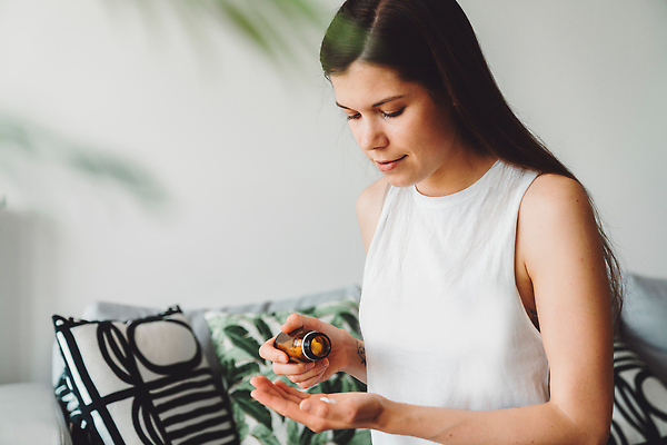 포토 JPG 해외이미지 백인 모델 라이프스타일 손 여자 행복 얼굴 음료 컨셉 다이어트 유리 실내 건강 식이요법 한명 미소 물 컬러풀 뷰티 알약 약 신선 잡기 약국 먹기 비타민 보충 돌봄 복용 해외202309 해외포토 자연요소 서양인 1 감정 컬러 의학 모션 재질 표정 사람 내부 생활 신체부위 영양소 파일형식