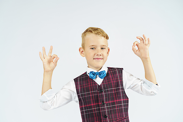 포토 JPG 해외이미지 남자 어린이 한명 소년 상반신 앞모습 10대 스터디 OK 승낙 스마트 흰배경 소년한명만 해외202309 해외포토 1 뷰포인트 백그라운드 컨셉 청소년 사람 손짓 학습 흰색 남자한명만 소년만 파일형식