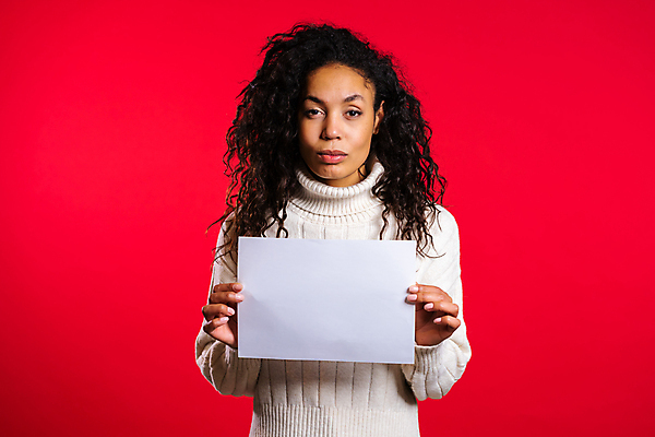 포토 JPG 해외이미지 백인 모델 1 손 배너 응시 여자 행복 감정 포스터 종이 얼굴 백그라운드 컨셉 셔츠 오렌지 갈색머리 광고판 실내 한명 사람 성인 뷰티 공백 방 흰색 잡기 비즈니스우먼 신용카드 사인 보여주기 고립 스타일 비어있는 해외202309 해외포토 서양인 헤어스타일 시선 컬러 상의 과일 비즈니스 모션 알림판 내부 신체부위 금융 직장인 판 파일형식