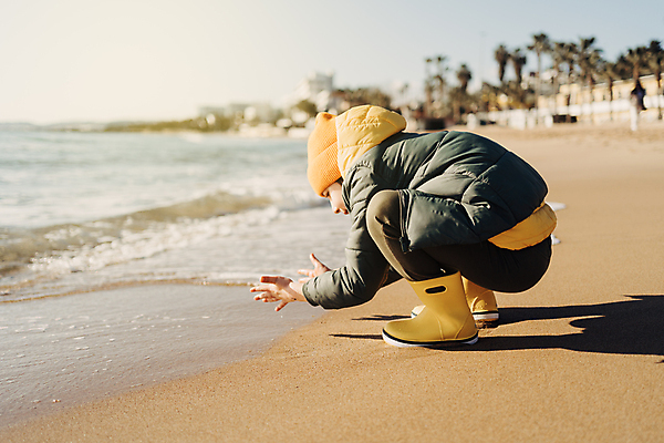 포토 JPG 해외이미지 옷 공원 행복 어린이 모래 파도 바다 여행 겨울 자연 날씨 휴가 부츠 손바닥 한명 소년 야외 물 컬러풀 태양 노란색 점프 봄 추위 코트 연못 떨어짐 탐사 고무 방수 해외202309 해외포토 자연요소 1 손 계절 공공시설 남자 감정 컬러 신발 컨셉 모션 사람 외투 생태계 파일형식