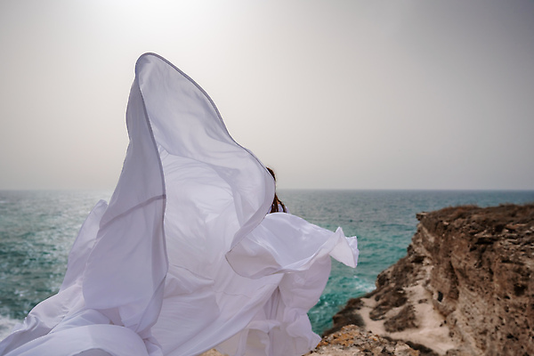 포토 JPG 해외이미지 전신 모델 라이프스타일 웰빙 드레스 여자 행복 물결 바다 여행 자연 하늘 날리기 바람 휴가 휴식 한명 사람 야외 물 파란색 뷰티 유행 맑음 자유 흰색 직물 가운 실크 무료 해외202309 해외포토 자연요소 1 옷 감정 컬러 컨셉 모션 날씨 생활 생태계 파일형식