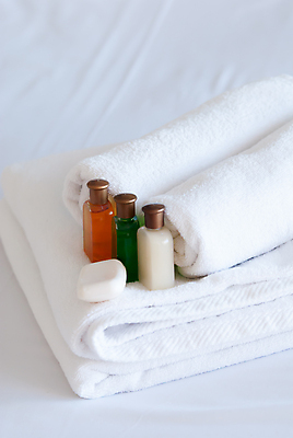 포토 JPG 해외이미지 신체 베개 호텔 휴가 휴식 실내 사람없음 내부 치료 장식 빛 수건 뷰티 쌓기 여행객 스파 방 금지 흰색 침대 직물 신선 면 그룹 고급 우아함 씻기 청소 순수 오브젝트 서비스 휴양지 부드러움 비누 내추럴 돌봄 샤워실 위생관리 접기 스타일 해외202309 해외포토 컬러 가구 컨셉 의학 침구 모션 숙소 관리 사람 위생용품 청결 장소 감각 샤워시설 파일형식