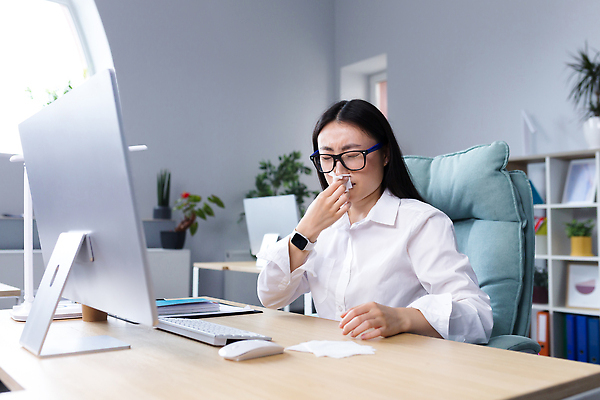 포토 JPG 해외이미지 여자 화분 안경 화초 의자 책장 한명 앉기 상반신 성인 옆모습 사무실 모니터 고통 키보드 마우스 화장지 스마트 책상 스마트워치 성인여자한명만 코풀기 해외202309 해외포토 식물 1 잡화 감정 뷰포인트 가구 컨셉 비즈니스 모션 사람 스마트기기 컴퓨터 컴퓨터용품 웨어러블 여자한명만 성인여자만 파일형식