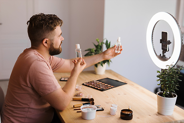 포토 해외이미지 남자 중년 전등 실내 한명 상반신 옆모습 스마트폰 화장 화장용품 방송 화장대 과정 리뷰 소셜네트워크 중년남자한명만 크리에이터 뷰티크리에이터 1인미디어 영상촬영 해외202309 해외포토 직업 1 뷰포인트 가구 컨셉 조명 사람 성인 내부 핸드폰 스마트기기 뷰티 촬영 미용용품 남자한명만 중년남자만 파일형식