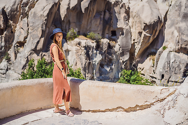 포토 JPG 해외이미지 전신 여자 여행 바위산 한명 성인 야외 동굴 성인여자한명만 튀르키예 해외202309 해외포토 1 아시아 사람 돌산 여자한명만 성인여자만 파일형식