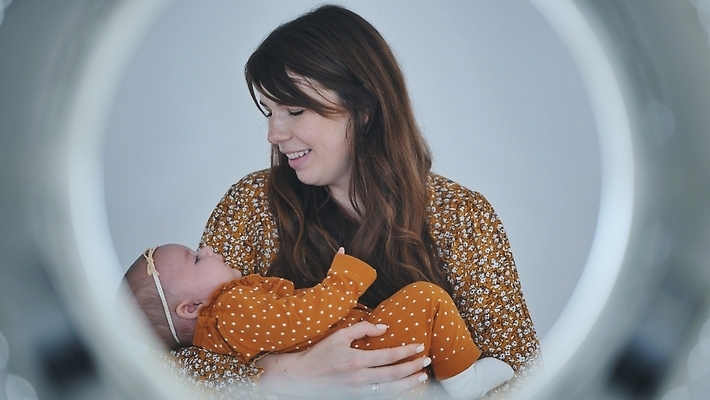 포토 JPG 해외이미지 백인 여자 딸 행복 아들 어린이 가족 놀이 엄마 휴식 주택 함께함 실내 사랑 웃음 사람 소년 두명 뷰티 침묵 공백 놀이방 흰색 침대 아기 신생아 잠 작음 걸음마 돌봄 카피스페이스 해외202309 해외포토 서양인 남자 감정 컬러 가구 컨셉 관계 모션 표정 내부 건물 소리 크기 파일형식