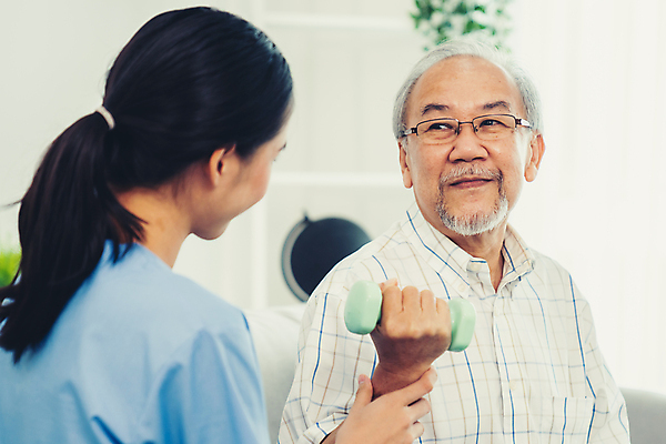 포토 JPG 해외이미지 여자 노년 남자 실내 앉기 동양인 상반신 성인 앞모습 옆모습 치료 실버라이프 건강관리 힘 아령 환자 간호사 잡기 도움 간병인 노후건강 돌봄 돌봄서비스 해외202309 해외포토 직업 라이프스타일 뷰포인트 컨셉 의학 모션 건강 관리 사람 인종 내부 노후 의료진 서비스 파일형식
