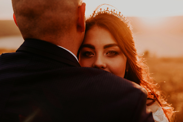 포토 JPG 해외이미지 백인 모델 헤어스타일 커플 드레스 행복 감정 얼굴 신랑 결혼 2 장신구 가족 관계 포옹 자연 하늘 결혼식 남편 왕관 함께함 발렌타인데이 사랑 사람 야외 두명 장식 강 햇빛 유행 일몰 신혼여행 아내 저녁 이발 약혼 스타일링 해외202309 해외포토 서양인 옷 컨셉 안기 데이이벤트 이벤트 신체부위 태양 노을 야간 생태계 약속 파일형식