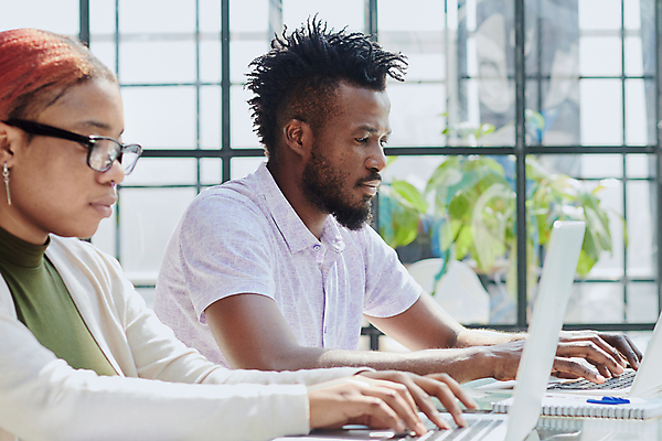 포토 JPG 해외이미지 직업 손 종이 회사 비즈니스 텍스트 노동자 실내 관리 두명 빨간색 금융 쌓기 상점 자료 정보 흰색 잡기 종업원 캐비닛 계약 보고서 주기 서식 문서 파일 폴더 시스템 질서 통과 경영 예산 제출 회계사 제의 해외202309 해외포토 컬러 모션 사람 내부 신체부위 경제 예절 사물함 파일형식