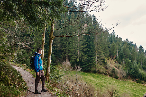 포토 JPG 해외이미지 백인 라이프스타일 남자 행복 스포츠 여행 컨셉 배낭 자국 자연 휴가 산 거리 건강 한명 사람 야외 여행객 걷기 등산 트래킹 하이킹 자유 탐험 모험가 언덕 하이커 혼자 힙스터 해외202309 해외포토 서양인 1 패션 감정 가방 모션 레저 생활 생태계 파일형식