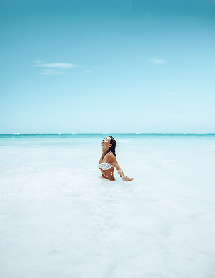 포토 JPG 해외이미지 모델 라이프스타일 여자 행복 바다 섬 여행 신체 모션 자연 하늘 휴가 휴식 한명 사람 야외 물 여름 비키니 뷰티 여행객 맑음 수영 스파 기쁨 자유 휴양지 긍정 터키석 해외202309 해외포토 자연요소 1 계절 수영복 감정 컨셉 날씨 생활 장소 수상스포츠 보석 생태계 파일형식
