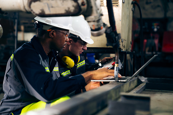 포토 JPG 해외이미지 남자 산업 공장 노동자 고글 작업복 상반신 성인 두명 옆모습 노트북 기계 과학기술 작업 엔지니어 안전모 성인남자만 해외202309 해외포토 직업 옷 뷰포인트 공업 기술 사람 전자제품 기술자 헬멧 안전장비 남자만 성인만 파일형식