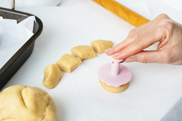 포토 JPG 해외이미지 모양 전통 꽃 음식 백그라운드 재료 탁자 엄마 디저트 치즈 주택 관리 요리 사람없음 목재 장식 쿠키 과자 금속 주방 빵집 흰색 기구 시골 달콤 자르기 굽기 측정 준비 서식 반죽 밀가루 밀대 레시피 꿀 스테인레스 시나몬 커터 핸드메이드 플랫레이 맛있는 해외202309 해외포토 나무 식물 컬러 가구 가족 모션 재질 주방용품 유제품 건물 상점 플랫 맛 가루 구이 파일형식