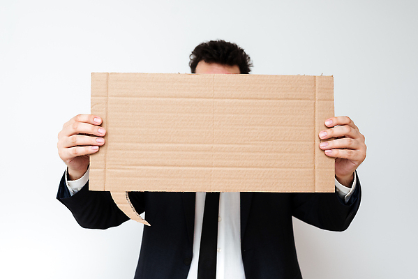 포토 JPG 해외이미지 남자 백그라운드 말풍선 아이디어 한명 들기 정장 상반신 성인 갈색 종이상자 얼굴가리기 성인남자한명만 카피스페이스 해외202309 해외포토 1 옷 컬러 컨셉 모션 사람 상자 공백 가림 남자한명만 성인남자만 파일형식