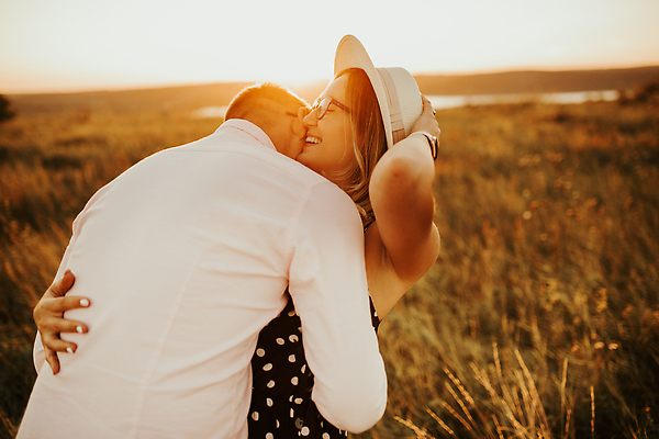 포토 JPG 해외이미지 커플 여자 남자 행복 실루엣 신랑 2 밭 데이트 가족 관계 포옹 자연 하늘 남편 휴가 키스 함께함 관리 사랑 사람 성인 야외 두명 빛 태양 일몰 산책 낭만 시골 잡기 아내 유혹 약혼 힙스터 해외202309 해외포토 자연요소 패션 감정 결혼 컨셉 농업 안기 모션 휴식 촬영기법 노을 애정표현 생태계 약속 파일형식