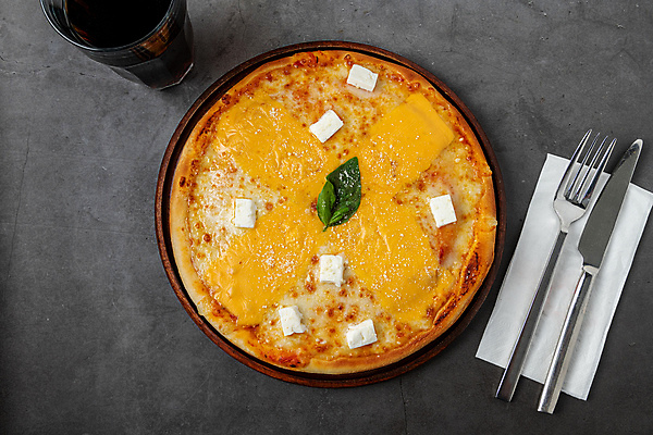 포토 JPG 해외이미지 포크 잔 사람없음 하이앵글 레스토랑 나이프 냅킨 콜라 바질 나무쟁반 모짜렐라치즈 조각치즈 치즈피자 해외포토 식기 뷰포인트 조각 치즈 피자 쟁반 목재 식당 칼 탄산음료 파일형식