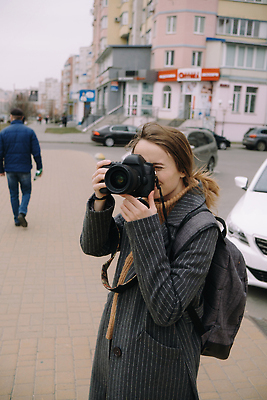 포토 JPG 해외이미지 백인 라이프스타일 여자 행복 여행 백그라운드 거리 한명 사람 야외 뷰티 여행객 카메라 사진촬영 도시 사진사 해외202309 해외포토 서양인 1 감정 생활 전자제품 촬영 작가 파일형식