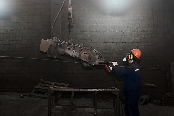 포토 JPG 해외이미지 직업 산업 백그라운드 노동자 건설업 한명 건물 금속 장비 공구 업무 거친 수리 철 회전 작업도구 갈기 튜브 닦기 무거움 유지 패드 방사형 찰과상 철강 해외202309 해외포토 1 건축물 모션 재질 사람 도구 작업 무게 상처 파일형식