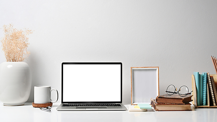 포토 JPG 해외이미지 식물 화분 안경 액자 사람없음 책 노트북 펜 다이어리 머그컵 컵받침 포스트잇 목업 카피스페이스 해외202309 해외포토 잡화 컵 전자제품 필기구 사무용품 공백 메모지 받침대 파일형식