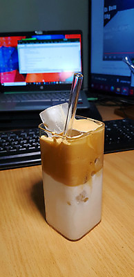 포토 JPG 해외이미지 안경 커피 음료 음식 백그라운드 유리 탁자 한국 사람없음 목재 컵 여름 갈색 유행 초콜릿 얼음 어둠 거품 카페 우유 추위 원두 흰색 신선 달콤 시원함 크림 상쾌 내추럴 라떼 모카 아라비카 카페인 힙스터 맛있는 해외202309 해외포토 자연요소 나무 식기 잡화 계절 패션 감정 아시아 컬러 가구 재료 재질 디저트 유제품 상점 맛 파일형식