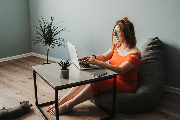 포토 JPG 해외이미지 식물 직업 드레스 여자 안경 아파트 주택 한명 빨간색 노트북 스마트폰 핸드폰 반려동물 컴퓨터 사무실 공책 고양이 방 업무 종업원 경영자 와이파이 온라인 관리자 프리랜서 해외202309 해외포토 동물 1 잡화 옷 컬러 비즈니스 포유류 문구용품 사람 건물 전자제품 스마트기기 작업 리더 무선인터넷 파일형식