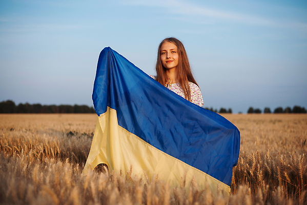 포토 JPG 해외이미지 여자 행복 유럽 문화 어린이 백그라운드 컨셉 자연 하늘 휴가 한명 풍경 야외 여름 파란색 노란색 일몰 자유 축하 깃발 밀 심볼 애국심 독립 무료 우크라이나 전국 해외202309 해외포토 1 계절 감정 나라 컬러 곡류 사람 노을 생태계 파일형식