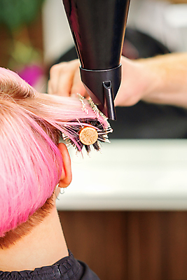 포토 JPG 해외이미지 손 여자 분홍색 한명 상반신 성인 뒷모습 신체부위 머리카락 미용실 드라이어 미용사 머리손질 머리셋팅 성인여자한명만 해외202309 해외포토 직업 1 뷰포인트 컬러 사람 뷰티 머리 미용용품 뷰티샵 여자한명만 성인여자만 파일형식