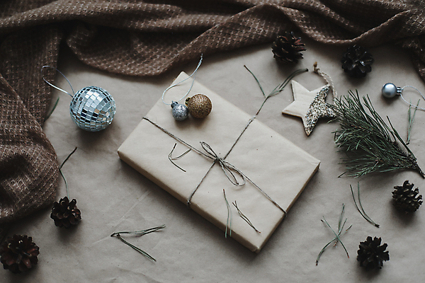 포토 JPG 해외이미지 별 크리스마스 겨울 사람없음 선물상자 갈색 나뭇가지 분위기 솔방울 전나무 오너먼트 해외포토 자연요소 나무 계절 기념일 컬러 컨셉 크리스마스장식 선물 상자 파일형식