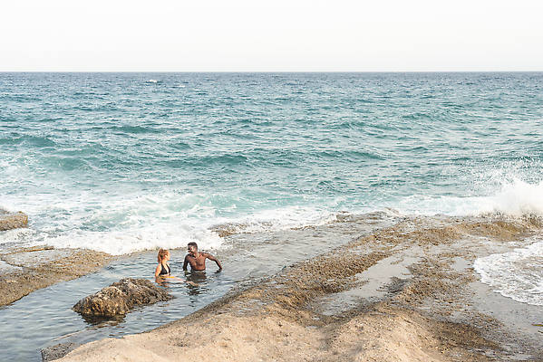 포토 JPG 해외이미지 라이프스타일 응시 수영복 모래 파도 바다 여행 신체 장난 모션 자연 휴가 휴식 거리 함께함 따뜻함 미소 야외 두명 가로 물 여름 파란색 비키니 햇빛 태양 검은색 수영 고요 목욕 기쁨 젖음 흰색 떨어짐 피부 공유 단아함 수평선 해외202309 해외포토 자연요소 시선 옷 계절 감정 컬러 컨셉 표정 사람 생활 신체부위 청결 수상스포츠 생태계 파일형식