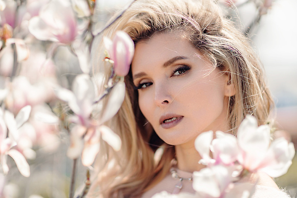 포토 JPG 해외이미지 여자 한명 상반신 성인 야외 뷰티 봄 목련 목련나무 성인여자한명만 해외202309 해외포토 나무 1 계절 꽃 사람 여자한명만 성인여자만 파일형식