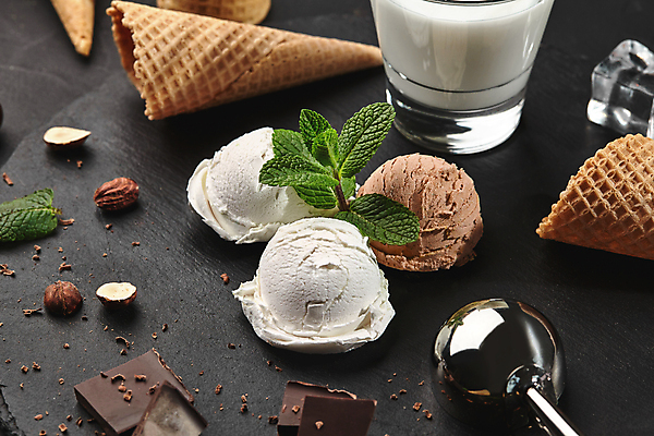 포토 JPG 해외이미지 검은배경 아이스크림 잔 사람없음 초콜릿 우유 달콤 허브 아이스크림콘 와플 스쿱 헤이즐넛 해외202309 해외포토 식물 식기 백그라운드 디저트 유제품 검은색 견과류 맛 콘 파일형식