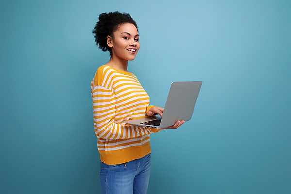 포토 JPG 해외이미지 직업 학생 여자 교육 백그라운드 인터넷 비즈니스 노동자 기술 실내 한명 20대 노트북 스터디 컴퓨터 업무 무선전화기 온라인 개발 고립 프로젝트 프리랜서 카피스페이스 해외202309 해외포토 1 사람 청년 내부 전자제품 학습 공백 작업 전화기 파일형식