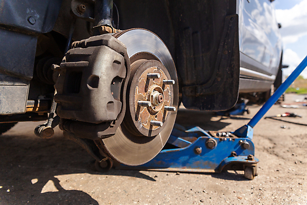 포토 JPG 해외이미지 계절 산업 도로 교통시설 자동차 안전 사람없음 야외 상점 장비 공구 나사 스패너 업무 바퀴 작업실 기술자 변화 가장자리 수리 브레이크 서비스 타이어 리프트 볼트 고정 밟기 정비공 고무 잭 유지 교체 자동 제어 차고 해외202309 해외포토 직업 길 육상교통 교통 컨셉 모션 도구 작업 둘레 시설 파일형식