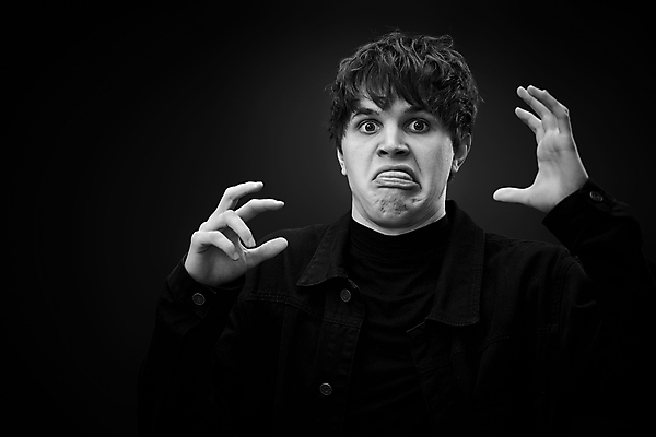 포토 JPG 해외이미지 응시 남자 감정 얼굴 장난 흑백 실내 한명 사람 소년 성인 머리 검은색 흰색 표현 입 찡그림 배우 시원함 혀 마임 입술 코 만들기 고립 바보 코미디언 특별함 못생김 오싹 해외202309 해외포토 직업 1 시선 어린이 컬러 컨셉 모션 촬영기법 표정 내부 신체부위 연예인 파일형식