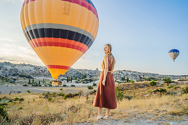 포토 JPG 해외이미지 전신 여자 여행 하늘 한명 성인 야외 열기구 풀숲 성인여자한명만 튀르키예 해외202309 해외포토 1 아시아 항공교통 사람 숲 여자한명만 성인여자만 파일형식