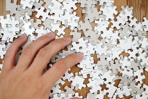 포토 JPG 해외이미지 종이 조각 백그라운드 놀이 실내 취미 사람없음 장난감 게임 흰색 퍼즐 파편 흰배경 심플 단절 평야 해외202309 해외포토 컬러 자연 내부 파일형식