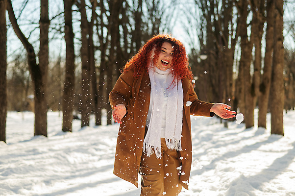 포토 JPG 해외이미지 백인 계절 공원 여자 행복 겨울 공 자연 놀이 날씨 휴가 한명 야외 얼음 목도리 산책 기쁨 추위 코트 게임 눈송이 던지기 숲 플러스 비만 싸움 서리 치수 주말 굴곡 제설기 폭설 혼자 해외202309 해외포토 자연요소 서양인 1 기호 잡화 공공시설 감정 모션 휴식 눈_날씨 사람 외투 자연재해 몸매 생태계 제설 파일형식