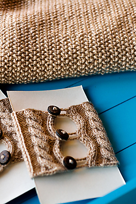 포토 JPG 해외이미지 디자인 백그라운드 겨울 패턴 가족 휴가 주택 따뜻함 발렌타인데이 선물 사랑 사람없음 장식 파란색 낭만 뜨개질 스웨터 질감 부드러움 저지 안락 해외202309 해외포토 계절 감정 컬러 컨셉 상의 무늬 관계 데이이벤트 취미 건물 감각 파일형식