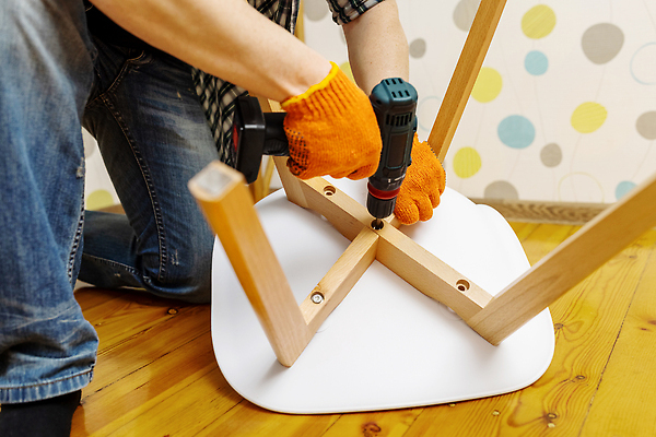 포토 JPG 해외이미지 직업 손 디자인 커플 남자 가구 의자 비즈니스 가족 노동자 아파트 주택 실내 사랑 사람 사람없음 내부 목재 방 장비 기구 공구 업무 수리 목수 묘사 서비스 목공예 고정 리빙 국회 조립 명령 공예가 설치 송곳 업그레이드 재주꾼 조작 밀레니얼 해외202309 해외포토 나무 감정 생활용품 재료 관계 건물 신체부위 경제 도구 작업 공예 파일형식